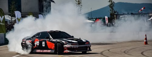 Jak driftować samochodem? Podstawowe informacje i techniki.